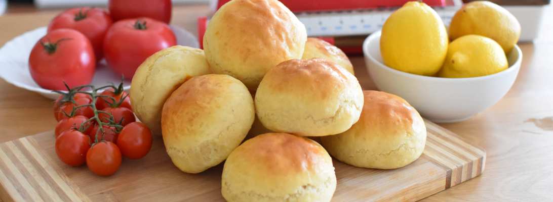 Ostatnio wielu z nas pozostaje w domach częściej niż planowało. Pomyślałam, że to dobry moment na przedstawienie Wam przepisu na domowe bułeczki. Akurat tak się złożyło, że jakiś czas temu przyszła do mnie mama i przyniosła takie oto pieczywo. Składniki 0,5 kg mąki pszennej 25 gram drożdży 250 ml ciepłego mleka 2 żółtka szczypta cukru szczypta soli (opcjonalnie) 50 gram roztopionego masła Wykonanie przygotować drożdże: do kubeczka wsyp pokruszone drożdże, łyżkę mąki, szczyptę cukru; dolej mleko i wymieszaj. Odstaw na ok. 15 minut. Wsyp do dość dużej miski przesianą na sicie mąkę. Wlej (po 10 minutach) drożdże i resztę produktów (oprócz masła). Wymieszaj. Rozpuść masło i wystudzone wlej do mąki. Wyrabiaj ciasto tak długo aby odchodziło od miski i chwilę dłużej (około 5 min). W razie potrzeby podsyp niewielką ilością mąki. Posyp ciasto niewielką ilością mąki, przykryj ściereczką, odstaw w ciepłe miejsce do wyrośnięcia na ok 30 minut. Wyrób ciasto ponownie i odstaw jeszcze raz na 30 minut. Wyłóż blachę papierem. Podziel ciasto na 9 części, uformuj bułeczki, połóż na blachę, przykryj ściereczką i poczekaj około 20 minut. Nagrzej piekarnik do 180 stopni. Posmaruj bułeczki roztrzepanym jajkiem i włóż do piekarnika na 20 min. Po wyjęciu z piekarnika studź na kratce