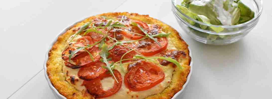 Jeśli szukaliście pomysłu na tartę na wyjątkowo zdrowym spodzie to właśnie go znaleźliście. Jeśli szukaliście sposobu na przygotowanie kaszy jaglanej w ciekawy sposób – to również. Jest to także dobry przepis dla tych, którzy planują wspólny posiłek z dziećmi. Zapraszam! Składniki Spód: ¾ szklanki kaszy jaglanej ¼ szklanki kaszy kukurydzianej cebula 2 szklanki wody lub bulionu 2 łyżki oliwy z oliwek sól (opcjonalnie) Farsz: ok. 300 gram fileta z indyka mały jogurt naturalny kilka gałązek świeżego tymianku cebula ząbek czosnku 2 jajka pomidor ser mozzarella Wykonanie: Spód: Podgrzać w garnku oliwę i zeszklić na niej obraną i pokrojoną drobno cebulę. W tym czasie wysypać kaszę jaglaną na sito. Przelać wrzątkiem a następnie zimną wodą (pozbędziecie się w ten sposób goryczy). Kasze jaglaną i kukurydzianą wsypać do garnka. Prażyć przez ok. 3 minuty. Wlać wodę. Dodać przyprawy. Gotować przez 15 min lub dłużej – do wchłonięcia się wody. Nie mieszać. Nagrzać piekarnik do 180 stopni. Formę na tartę o średnicy 25 cm wysmarować oliwą. Gotową masę z garnka wyłożyć do formy. Odpowiednio ułożyć masę w formie dociskając do brzegów. Włożyć ciasto do piekarnika i piec aż się zarumieni. Ok. 15 min. Farsz W tym czasie przygotować farsz. Mięso, obraną cebulę, jogurt, tymianek, czosnek zmiksować w blenderze na gładką masę. Dodać jajka i wymieszać. Na wyjęty z piekarnika spód wylać masę. Na wierzchu ułożyć pomidory i mozzarellę. Piec ok. 35 minut.