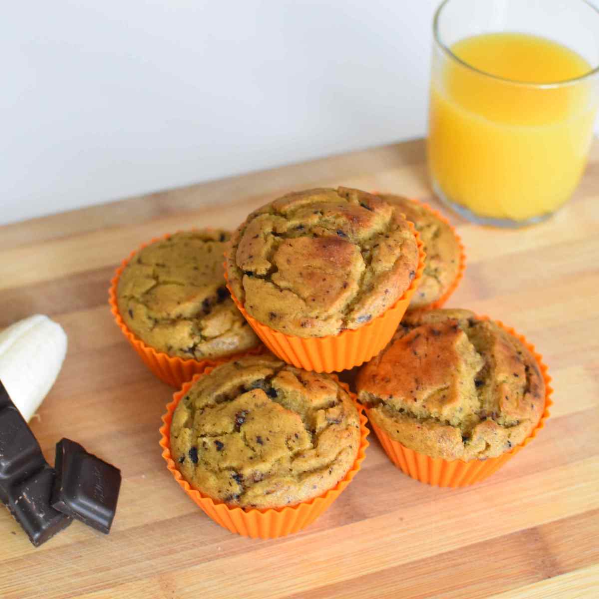 Bezglutenowe muffinki kukurydziane z kawałkami&nbsp;czekolady