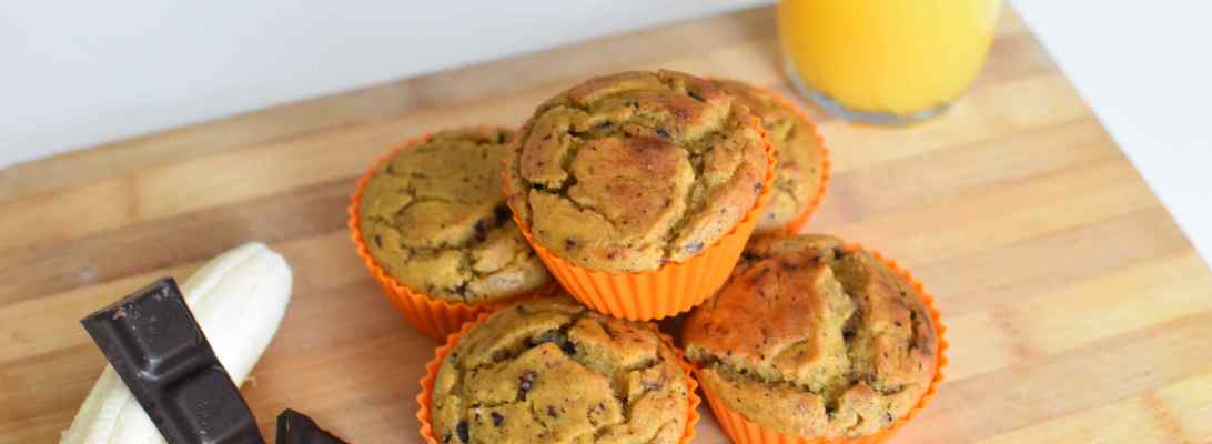Mój syn skończył niedawno 11 miesięcy i muffinki są nadal jadą z potraw, które najłatwiej mu się je samemu. W mojej kuchni powstało już ich wiele w różnych konfiguracjach. Dzisiaj przedstawię Wam jedne ze smaczniejszych. A są do tego bardzo zdrowe. Zapraszam do wspólnego pieczenia! Składniki (porcja na 6 muffinek) ½ szklanki mąki kukurydzianej 1 jajko ½ łyżeczki proszku do pieczenia ½ łyżeczki sody oczyszczonej 6 kostek gorzkiej czekolady 1 ½ banana 2 łyżki syropu klonowego 4 łyżki jogurtu 2 łyżki oleju kokosowego Wykonanie Do miski wsypać mąkę, proszek do pieczenia, sodę oczyszczoną, gorzką czekoladę, rozbić jajko. Zamieszać. Do blendera wrzucić pozostałe składniki. Zawartość blendera przelać do miski i wymieszać. Rozlać do foremek i piec w nagrzanym piekarniku na 180 stopni przez około 20 min. Smacznego!