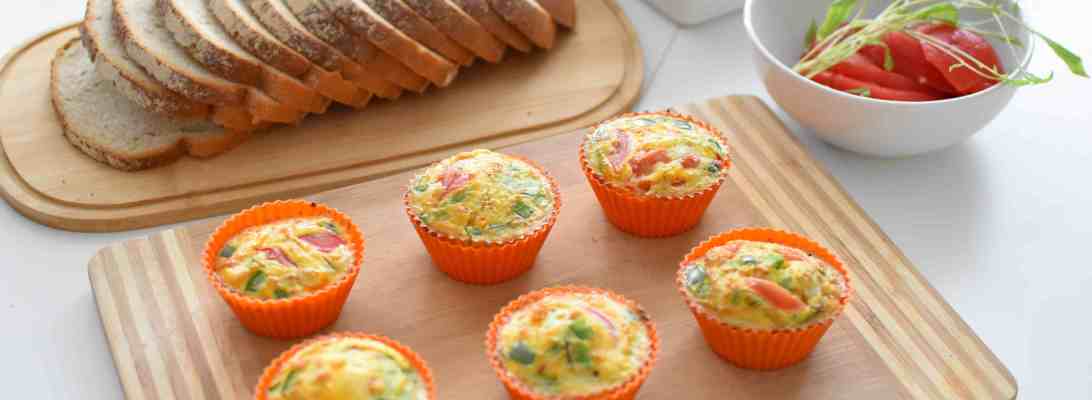 Pytanie, które sobie stawiałam od początku rozszerzania diety mojego malucha to: jak podać mu jajko. Ale tak żeby je zjadł i nie rozpadło mu się w rękach. Znalazłam sposób. Oto on! To przepis idealny na śniadanie dla całej rodziny. Życzę smacznego! Składniki (na 6 muffinek) 5 jaj kawałek papryki ćwiartka cebuli pieprz, papryka słodka Wykonanie Drobno pokrój warzywa. Rozbij w misce jajka, rozbełtaj,dopraw i wrzuć warzywa. Zamieszaj. Przelej do foremek do muffinek lub kokilek. Piecz w piekarniku z termoobiegiem nastawionym na 180 stopni minimum 15 minut. Po tym czasie sprawdź czy jajka są ściągnięte.