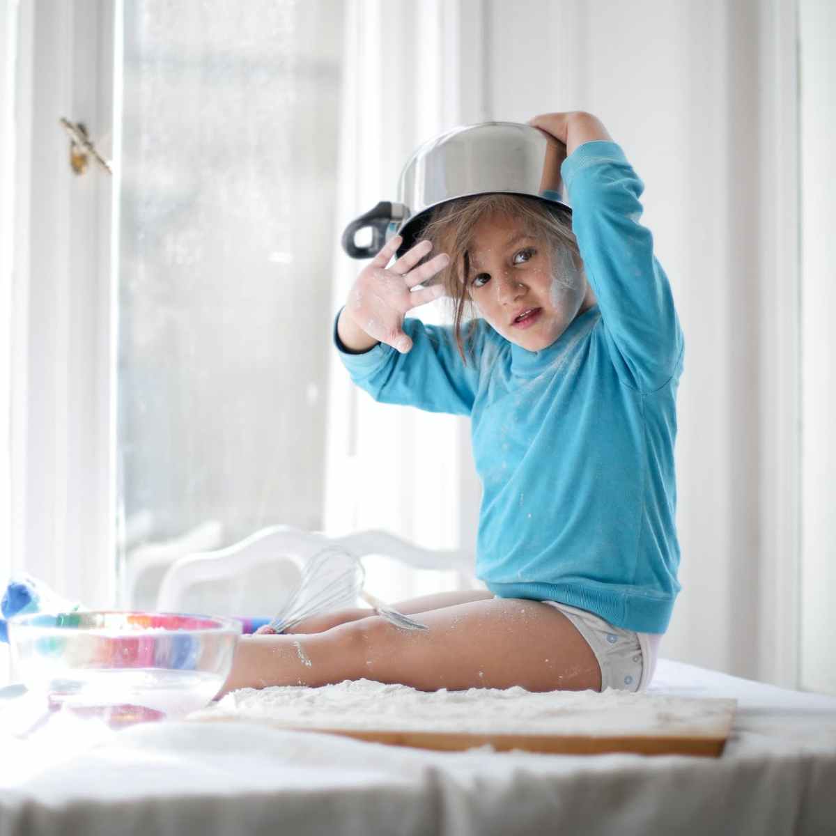 BLW w praktyce.  Dlaczego warto? Wspólny czas rodzinny, radość z jedzenia, kontrola łaknienia, koordynacja oko – ręka i zabawa&nbsp;sensoryczna.