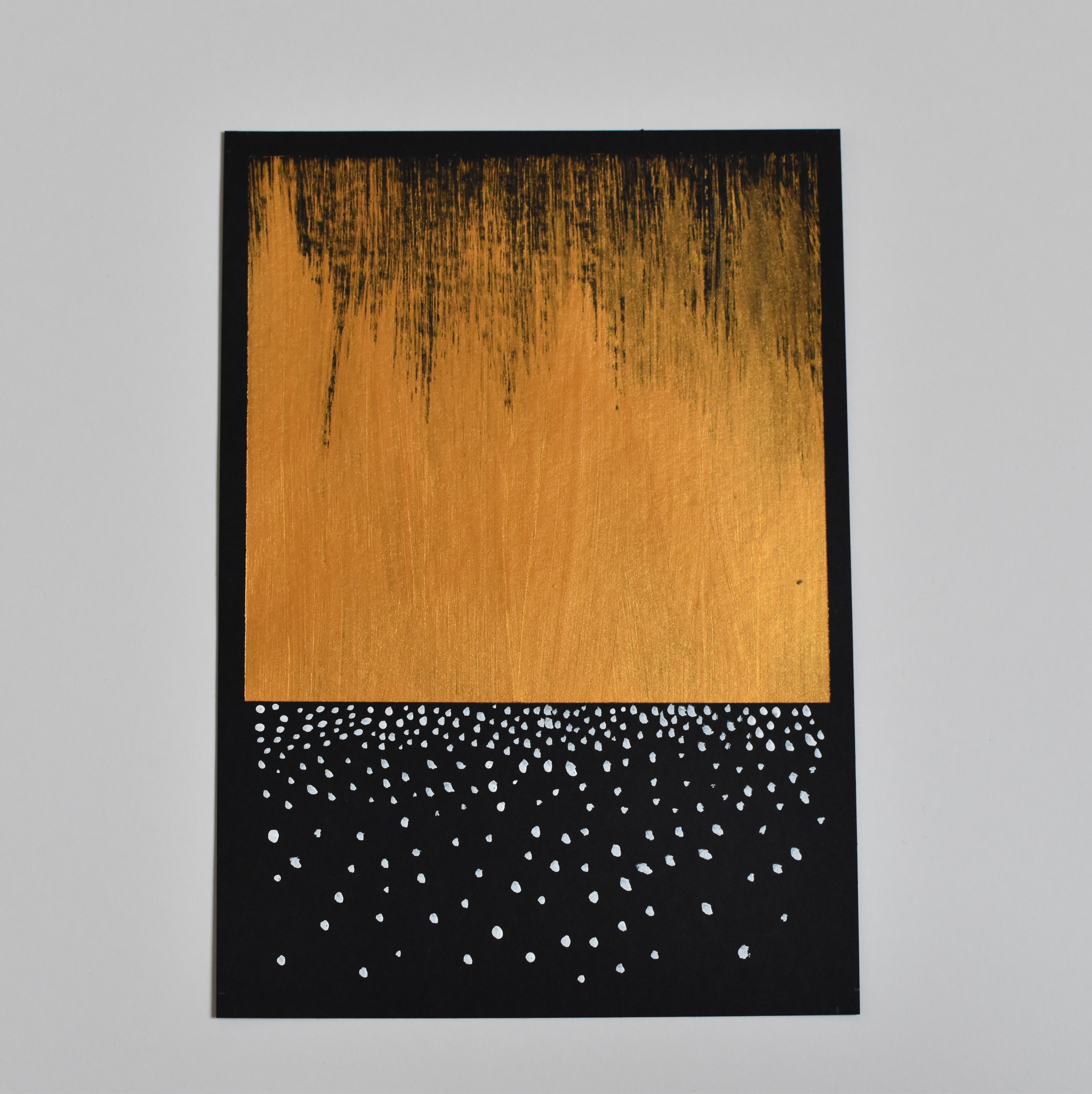 Obraz abstrakcyjny . Czarny, biały, złoty nr 2. Wymiar: A5 (14.8cm x 21cm). Technika: gwasz akrylowy na czarnym papierze akwarelowym.