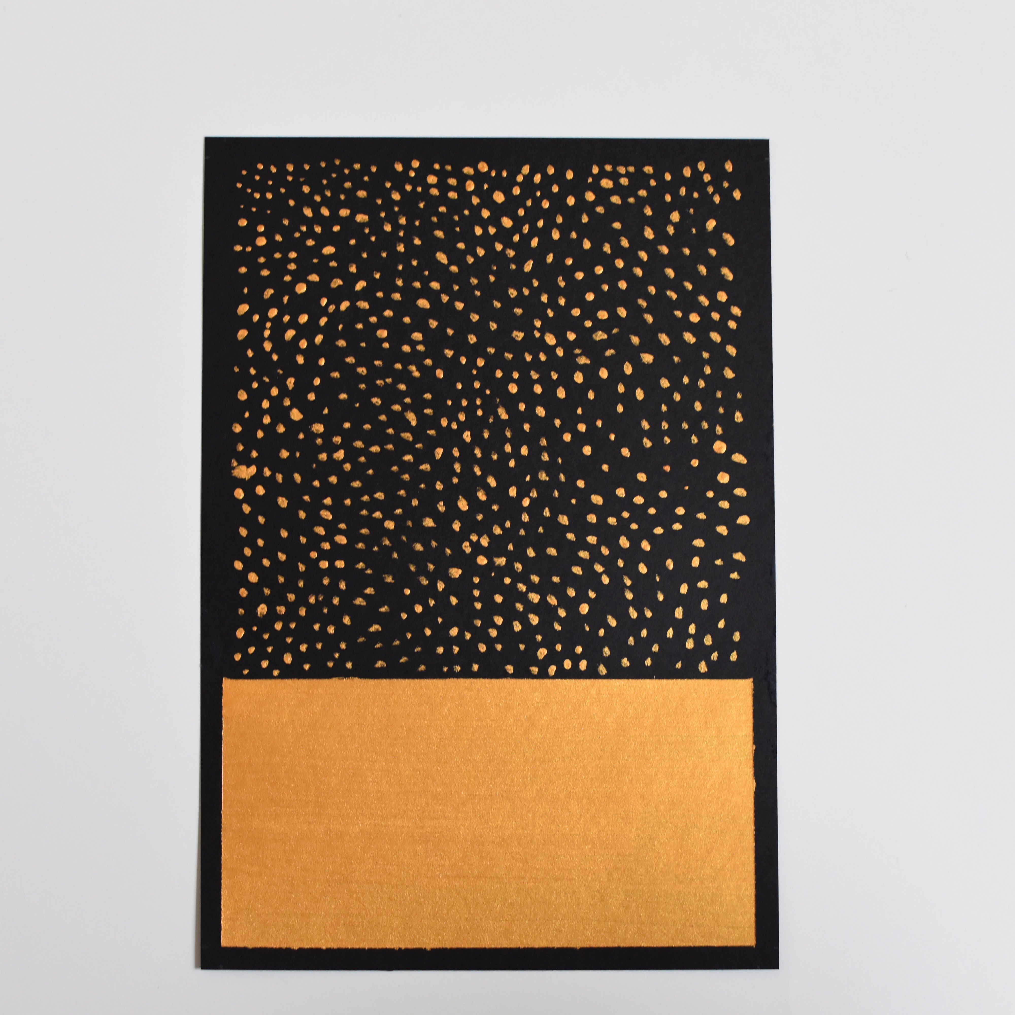 Obraz abstrakcyjny . Czarny, biały, złoty nr 4. Wymiar: A5 (14.8cm x 21cm). Technika: gwasz akrylowy na czarnym papierze akwarelowym.