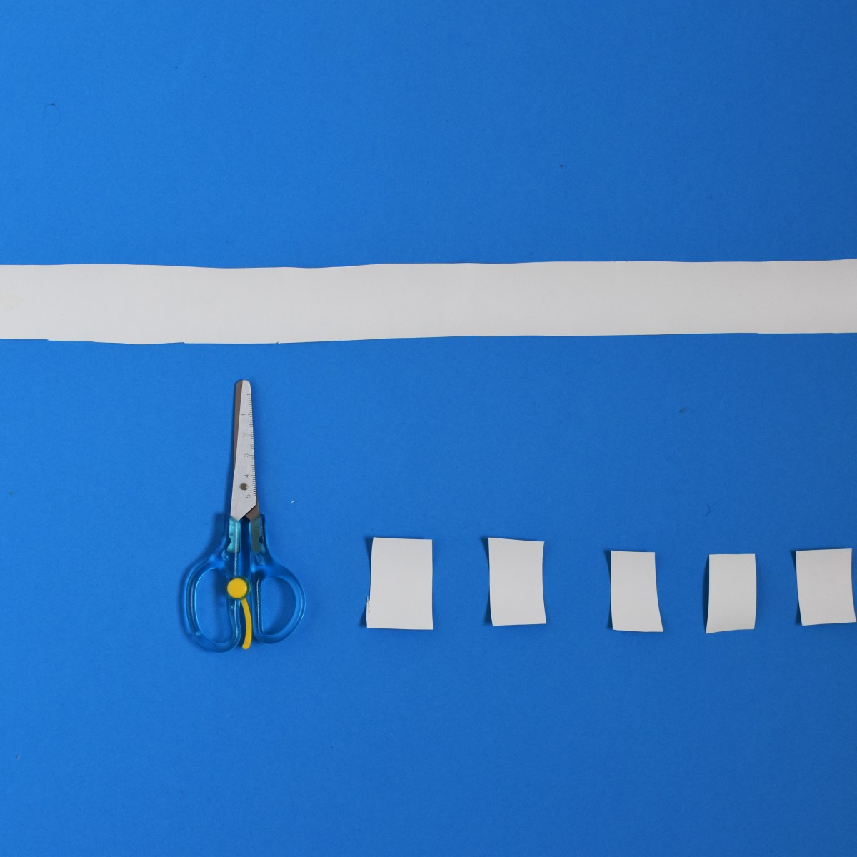 Wycinanie i klejenie z dwulatkiem. Pomysły na&nbsp;aktywności