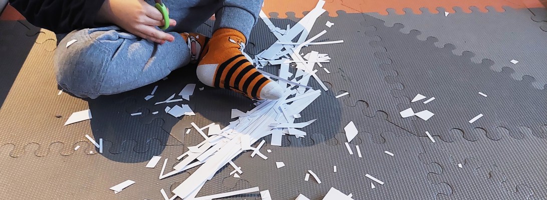 Jak posprzątać dom przy dzieciach? Cięcie nożyczkami