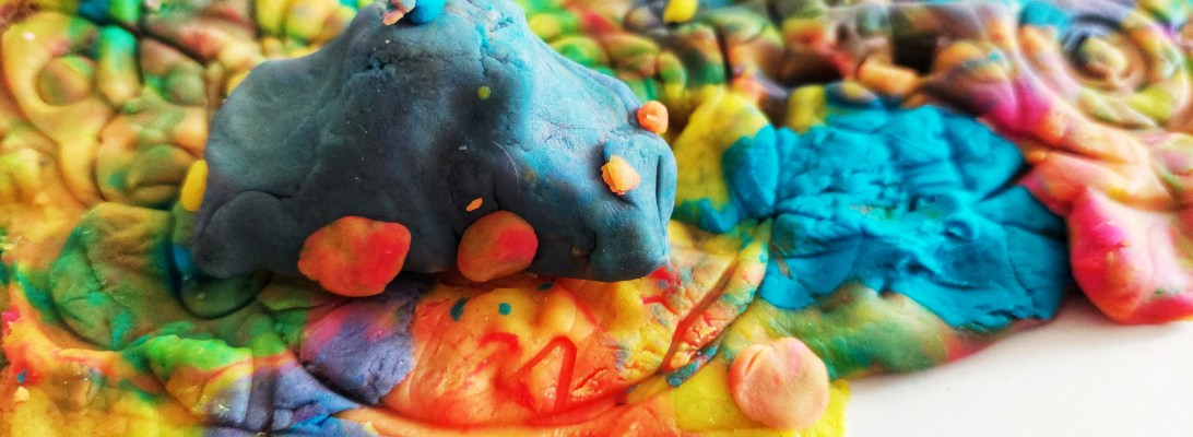 auto na drodze z ciastoliny